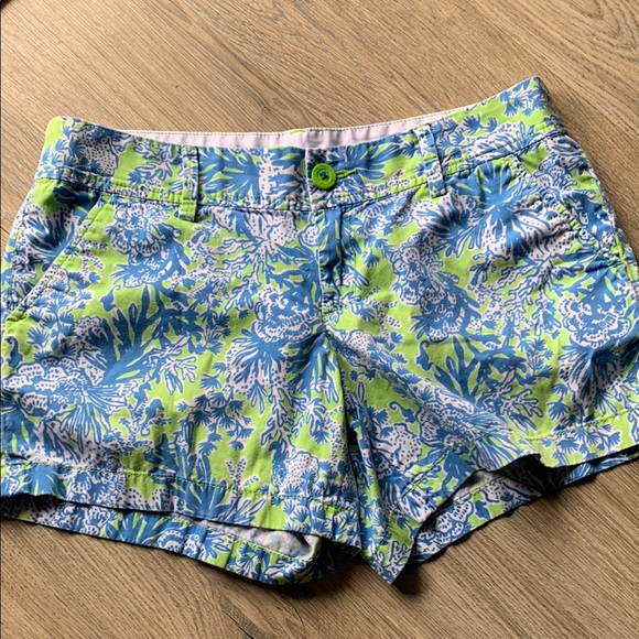 Lily Pulitzer Floral Blue and Green Women's Shorts - Picture 1 of 6